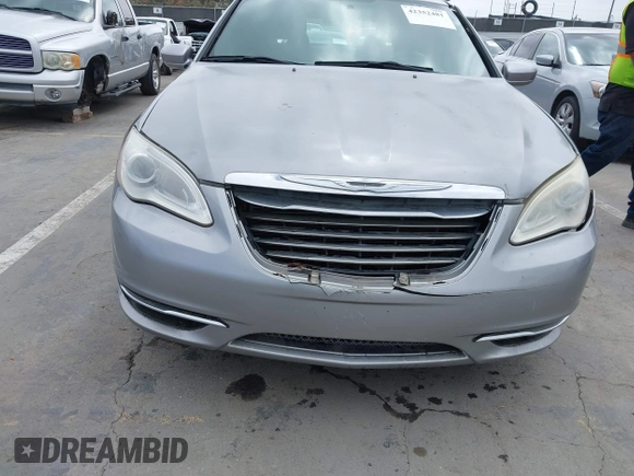 2013 Chrysler 200 Touring z VIN 1C3CCBBB5DN672082, wystawiony jako IAAI lot #42352481 z przebiegiem 170 311 mil mil oraz . Historia ofert i sprzedaży dostępna na DreamBid. Obrazek 6.
