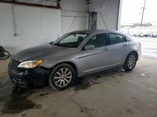 2013 Chrysler 200 Touring z VIN 1C3CCBBB3DN609336, wystawiony jako Copart lot #56555525 z przebiegiem 87 019 mil mil oraz Szkoda całkowita • Salvage title. Historia ofert i sprzedaży dostępna na DreamBid. Obrazek 1.
