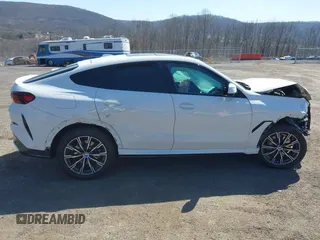 2025 BMW X6 xDrive40i z VIN 5UX33EX01S9Z04573, wystawiony jako IAAI lot #41835481 z przebiegiem 504 mil mil oraz . Historia ofert i sprzedaży dostępna na DreamBid. Obrazek 13.