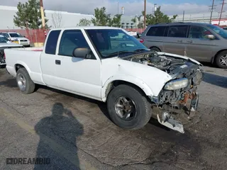 2000 Chevrolet S-10 LS with VIN 1GCCS19W5Y8313840, listed as a IAAI auction lot 41592172 with 245,967 mi miles. Bid and sale history available at carsss.com. Image 1.