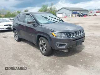 2019 Jeep Compass Limited z VIN 3C4NJCCB1KT699081, wystawiony jako IAAI lot #42158388 z przebiegiem 137 677 mil mil oraz . Historia ofert i sprzedaży dostępna na DreamBid. Obrazek 1.