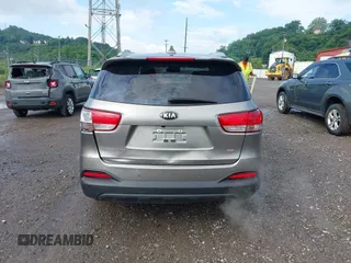 2017 Kia Sorento LX z VIN 5XYPGDA3XHG303917, wystawiony jako IAAI lot #42247202 z przebiegiem 110 279 mil mil oraz . Historia ofert i sprzedaży dostępna na DreamBid. Obrazek 16.