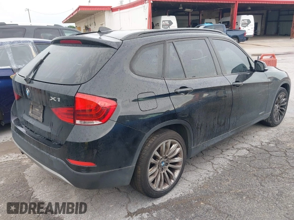 2014 BMW X1 sDrive28i z VIN WBAVM1C52EVW47658, wystawiony jako IAAI lot #42474553 z przebiegiem 137 861 mil mil oraz . Historia ofert i sprzedaży dostępna na DreamBid. Obrazek 4.