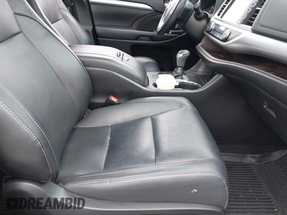 2019 Toyota Highlander SE z VIN 5TDJZRFH8KS727883, wystawiony jako IAAI lot #41882956 z przebiegiem 56 043 mil mil oraz . Historia ofert i sprzedaży dostępna na DreamBid. Obrazek 5.
