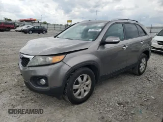 2012 Kia Sorento LX z VIN 5XYKT4A64CG195268, wystawiony jako Copart lot #56770385 z przebiegiem 113 933 mil mil oraz Szkoda całkowita • Salvage title. Historia ofert i sprzedaży dostępna na DreamBid. Obrazek 1.
