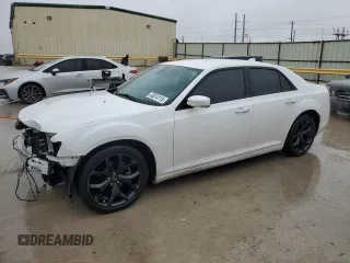 2021 Chrysler 300 S z VIN 2C3CCABG3MH554305, wystawiony jako Copart lot #43074115 z przebiegiem 103 454 mil mil oraz Szkoda całkowita • Salvage title. Historia ofert i sprzedaży dostępna na DreamBid. Obrazek 1.