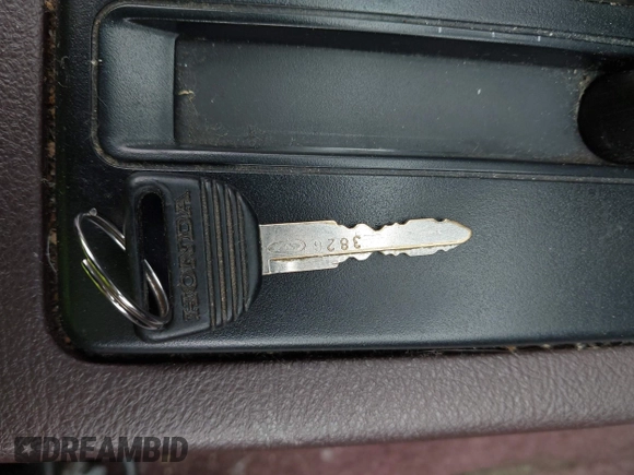 1988 Honda Accord z VIN 1HGCA5636JA003992, wystawiony jako IAAI lot #42474683 z przebiegiem 184 868 mil mil oraz . Historia ofert i sprzedaży dostępna na DreamBid. Obrazek 11.
