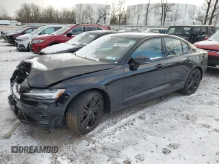 2024 Volvo S60 Plus Black Edition z VIN 7JRL12TH6RG305757, wystawiony jako Copart lot #83454534 z przebiegiem 5036 mil mil oraz Szkody całkowita. Historia ofert i sprzedaży dostępna na DreamBid. Obrazek 1.