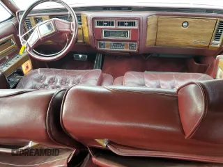 1984 Cadillac Fleetwood Brougham z VIN 1G6AW6989E9036452, wystawiony jako Copart lot #77039844 z przebiegiem 23 337 mil mil oraz Szkoda całkowita • Salvage title. Historia ofert i sprzedaży dostępna na DreamBid. Obrazek 8.