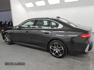 2024 BMW i5 eDrive40 z VIN WBY33FK00RCS09561, wystawiony jako Copart lot #49063295 z przebiegiem 8593 mil mil oraz Tytuł czysty. Historia ofert i sprzedaży dostępna na DreamBid. Obrazek 2.