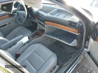 1988 BMW 7 Series z VIN WBAGB4318J3209844, wystawiony jako IAAI lot #42133230 z przebiegiem Nie podano mil oraz . Historia ofert i sprzedaży dostępna na DreamBid. Obrazek 5.
