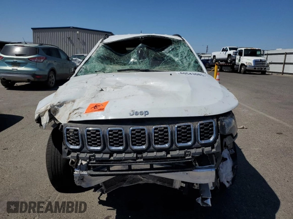 2024 Jeep Compass Latitude z VIN 3C4NJDBN6RT110585, wystawiony jako Copart lot #60543085 z przebiegiem 32 245 mil mil oraz Nie do naprawy • Non repairable. Historia ofert i sprzedaży dostępna na DreamBid. Obrazek 5.