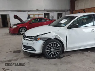 2015 Volkswagen Jetta SE z VIN 3VWD17AJ2FM427343, wystawiony jako IAAI lot #42520443 z przebiegiem 60 409 mil mil oraz . Historia ofert i sprzedaży dostępna na DreamBid. Obrazek 6.