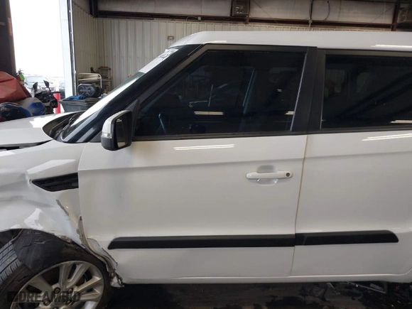 2013 Kia Soul ! with VIN KNDJT2A64D7532083, listed as a IAAI auction lot 41845670 with NaN miles. Bid and sale history available at carsss.com. Image 14.