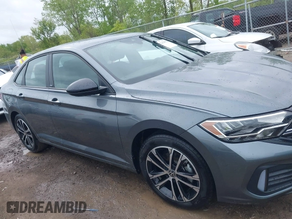 2024 Volkswagen Jetta Sport z VIN 3VWBM7BUXRM034024, wystawiony jako IAAI lot #42242892 z przebiegiem 7 996 mil mil oraz . Historia ofert i sprzedaży dostępna na DreamBid. Obrazek 14.