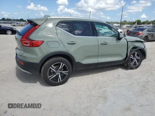 2025 Volvo XC40 Core Bright Theme z VIN YV4L12UJ4S2520540, wystawiony jako Copart lot #60871675 z przebiegiem 5 949 mil mil oraz Szkoda całkowita • Salvage title. Historia ofert i sprzedaży dostępna na DreamBid. Obrazek 3.