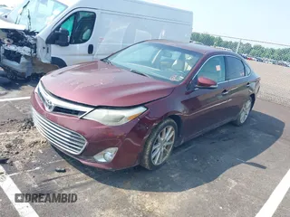 2013 Toyota Avalon XLE z VIN 4T1BK1EB6DU029564, wystawiony jako IAAI lot #42425157 z przebiegiem 228 767 mil mil oraz . Historia ofert i sprzedaży dostępna na DreamBid. Obrazek 2.