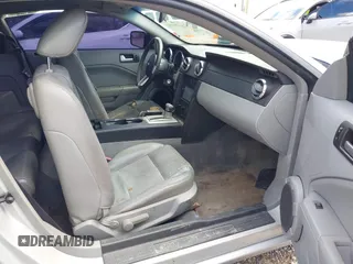 2005 Ford Mustang Deluxe z VIN 1ZVFT80N855148982, wystawiony jako IAAI lot #42251052 z przebiegiem 227 266 mil mil oraz . Historia ofert i sprzedaży dostępna na DreamBid. Obrazek 5.
