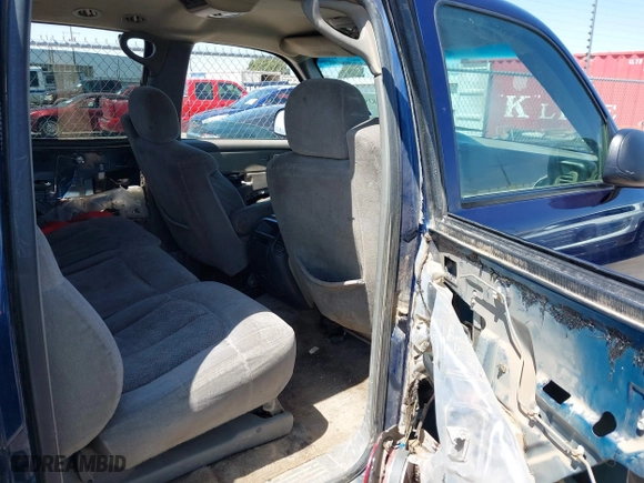 2000 Chevrolet Suburban LS with VIN 3GNEC16T1YG131974, listed as a IAAI auction lot 41983971 with 245,767 mi miles. Bid and sale history available at carsss.com. Image 8.