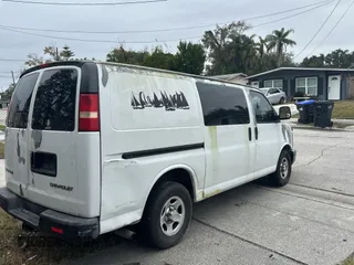 2005 Chevrolet Express Cargo z VIN 1GCFG15X151219200, wystawiony jako Copart lot #84236274 z przebiegiem 269 530 mil mil oraz Czysty tytuł • Clean title. Historia ofert i sprzedaży dostępna na DreamBid. Obrazek 4.