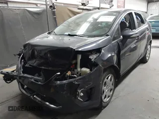 2013 Ford Fiesta SE z VIN 3FADP4BJ1DM186232, wystawiony jako IAAI lot #42304613 z przebiegiem 105 919 mil mil oraz . Historia ofert i sprzedaży dostępna na DreamBid. Obrazek 2.