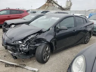 2020 Toyota Prius L Eco z VIN JTDKARFU1L3113480, wystawiony jako Copart lot #52830035 z przebiegiem Nie podano mil oraz Szkoda całkowita • Salvage title. Historia ofert i sprzedaży dostępna na DreamBid. Obrazek 1.