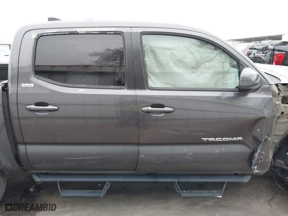 2020 Toyota Tacoma 2WD SR5 with VIN 5TFAZ5CN0LX093922, listed as a IAAI auction lot 41589237 with 30,465 mi miles. Bid and sale history available at carsss.com. Image 14.