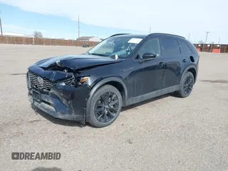 2025 Mazda CX-90 Premium Sport z VIN JM3KKCHD1S1221462, wystawiony jako IAAI lot #41765034 z przebiegiem Nie podano mil oraz . Historia ofert i sprzedaży dostępna na DreamBid. Obrazek 17.