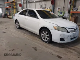 2011 Toyota Camry LE z VIN 4T1BF3EK1BU688214, wystawiony jako IAAI lot #41399677 z przebiegiem 215 657 mil mil oraz . Historia ofert i sprzedaży dostępna na DreamBid. Obrazek 1.