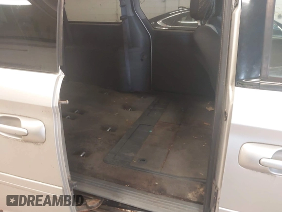 2005 Chrysler Town & Country LX с VIN 2C4GP44RX5R402180, выставлен на аукционе IAAI как лот 42062043 с пробегом 239 327 миль миль и . История ставок и продаж доступна на DreamBid. Изображение 8.