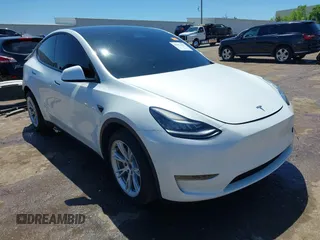 2020 Tesla Model Y Long Range z VIN 5YJYGDEE0LF035248, wystawiony jako IAAI lot #42162191 z przebiegiem 115 533 mil mil oraz . Historia ofert i sprzedaży dostępna na DreamBid. Obrazek 1.