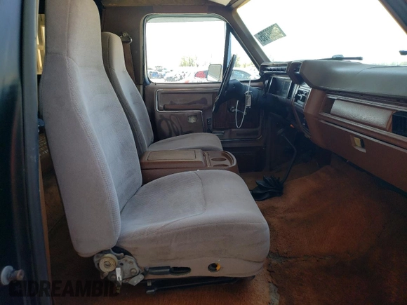 1981 Ford Bronco z VIN 1FMEU15G9BLA33517, wystawiony jako Copart lot #52392705 z przebiegiem 14 929 mil mil oraz Czysty tytuł • Clean title. Historia ofert i sprzedaży dostępna na DreamBid. Obrazek 10.