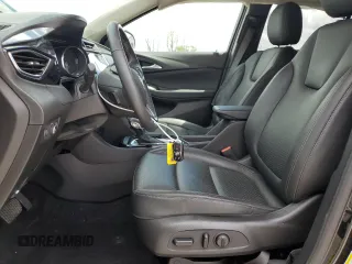 2022 Buick Encore GX Essence z VIN KL4MMGSL5NB000006, wystawiony jako Copart lot #55819465 z przebiegiem 11 849 mil mil oraz Szkoda całkowita • Salvage title. Historia ofert i sprzedaży dostępna na DreamBid. Obrazek 7.