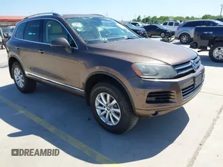2012 Volkswagen Touareg Sport z VIN WVGFK9BPXCD000566, wystawiony jako IAAI lot #41971781 z przebiegiem 234 574 mil mil oraz . Historia ofert i sprzedaży dostępna na DreamBid. Obrazek 1.