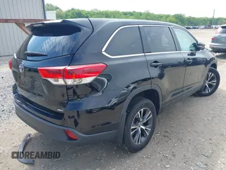 2018 Toyota Highlander LE z VIN 5TDBZRFH7JS889068, wystawiony jako IAAI lot #42220960 z przebiegiem 139 106 mil mil oraz . Historia ofert i sprzedaży dostępna na DreamBid. Obrazek 4.