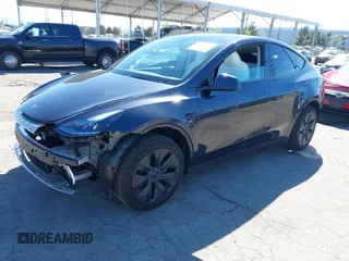2025 Tesla Model Y Long Range z VIN 7SAYGDED0SF314885, wystawiony jako IAAI lot #41871384 z przebiegiem 1 795 mil mil oraz . Historia ofert i sprzedaży dostępna na DreamBid. Obrazek 18.