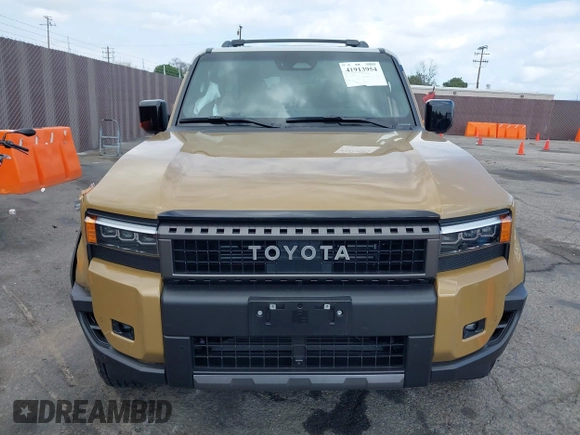 2025 Toyota Land Cruiser 1958 Edition z VIN JTEABFAJ8SK024963, wystawiony jako IAAI lot #41913954 z przebiegiem 3272 mil mil oraz . Historia ofert i sprzedaży dostępna na DreamBid. Obrazek 12.
