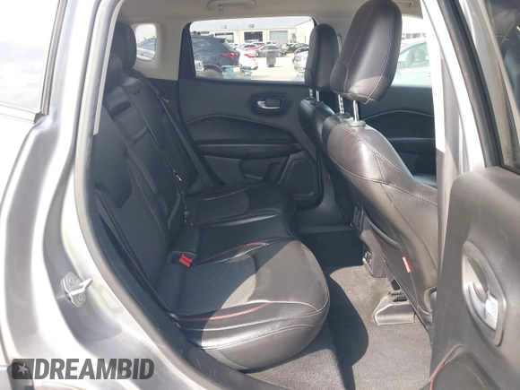 2018 Jeep Compass Trailhawk z VIN 3C4NJDDB5JT451192, wystawiony jako IAAI lot #42378382 z przebiegiem 132 667 mil mil oraz . Historia ofert i sprzedaży dostępna na DreamBid. Obrazek 8.