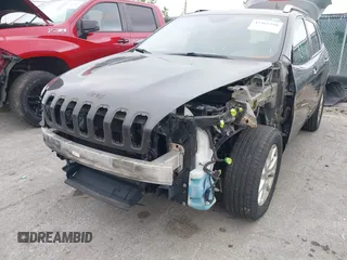 2015 Jeep Cherokee Latitude z VIN 1C4PJMCS1FW512422, wystawiony jako IAAI lot #42365358 z przebiegiem 139 521 mil mil oraz . Historia ofert i sprzedaży dostępna na DreamBid. Obrazek 6.