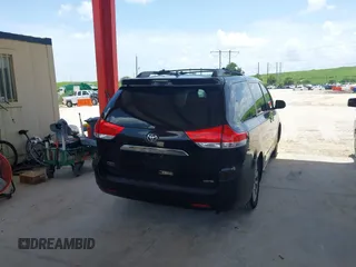 2014 Toyota Sienna XLE z VIN 5TDYK3DC2ES423847, wystawiony jako IAAI lot #40001988 z przebiegiem 130 731 mil mil oraz . Historia ofert i sprzedaży dostępna na DreamBid. Obrazek 4.