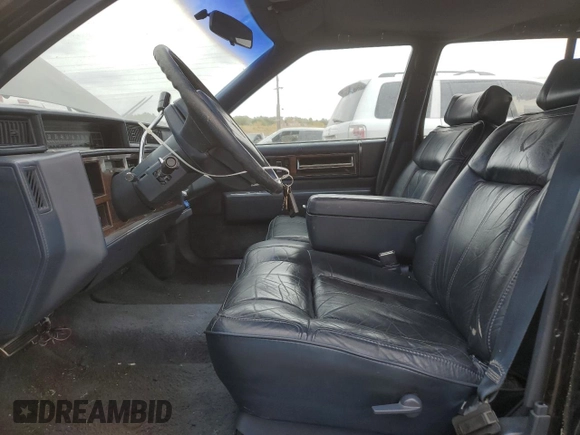 1990 Cadillac DeVille z VIN 1G6CD5338L4376482, wystawiony jako Copart lot #76513224 z przebiegiem 139 628 mil mil oraz Czysty tytuł • Clean title. Historia ofert i sprzedaży dostępna na DreamBid. Obrazek 7.