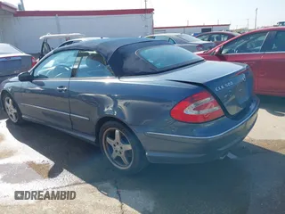 2004 Mercedes-Benz CLK 500 z VIN WDBTK75G04T005286, wystawiony jako IAAI lot #41523783 z przebiegiem 129 180 mil mil oraz . Historia ofert i sprzedaży dostępna na DreamBid. Obrazek 3.