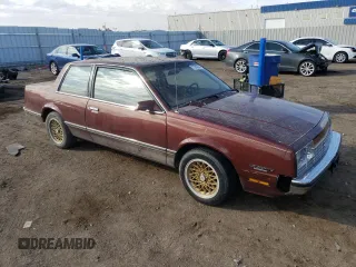 1982 Chevrolet Celebrity z VIN 1G1AW27RXCG123019, wystawiony jako Copart lot #77016544 z przebiegiem 57 150 mil mil oraz Tytuł czysty. Historia ofert i sprzedaży dostępna na DreamBid. Obrazek 4.