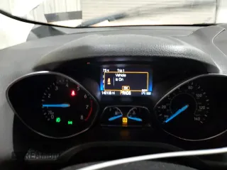 2019 Ford Escape SE z VIN 1FMCU9GD2KUC22853, wystawiony jako Copart lot #56972345 z przebiegiem 140 105 mil mil oraz Tytuł czysty. Historia ofert i sprzedaży dostępna na DreamBid. Obrazek 9.