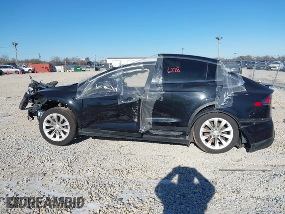 2017 Tesla Model X 90D z VIN 5YJXCBE26HF044710, wystawiony jako IAAI lot #40816228 z przebiegiem Nie podano mil oraz . Historia ofert i sprzedaży dostępna na DreamBid. Obrazek 13.
