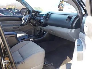 2012 Toyota Tacoma PreRunner z VIN 3TMJU4GN7CM128397, wystawiony jako IAAI lot #41676286 z przebiegiem 148 113 mil mil oraz . Historia ofert i sprzedaży dostępna na DreamBid. Obrazek 5.