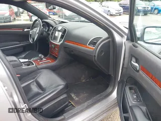 2013 Chrysler 300 z VIN 2C3CCAAG2DH572652, wystawiony jako IAAI lot #42445906 z przebiegiem 224 235 mil mil oraz . Historia ofert i sprzedaży dostępna na DreamBid. Obrazek 5.