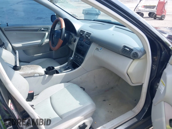 2004 Mercedes-Benz C 230 Kompressor z VIN WDBRF40J64F505984, wystawiony jako IAAI lot #42108989 z przebiegiem 120 383 mil mil oraz . Historia ofert i sprzedaży dostępna na DreamBid. Obrazek 5.