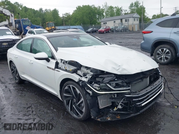 2023 Volkswagen Arteon SEL Premium R-Line z VIN WVWTR7AN4PE014292, wystawiony jako IAAI lot #42331800 z przebiegiem 6 389 mil mil oraz . Historia ofert i sprzedaży dostępna na DreamBid. Obrazek 1.