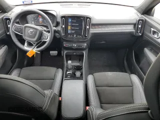 2022 Volvo XC40 R-Design z VIN YV4AC2HM9N2657130, wystawiony jako Copart lot #47513503 z przebiegiem 11 558 mil mil oraz . Historia ofert i sprzedaży dostępna na DreamBid. Obrazek 8.